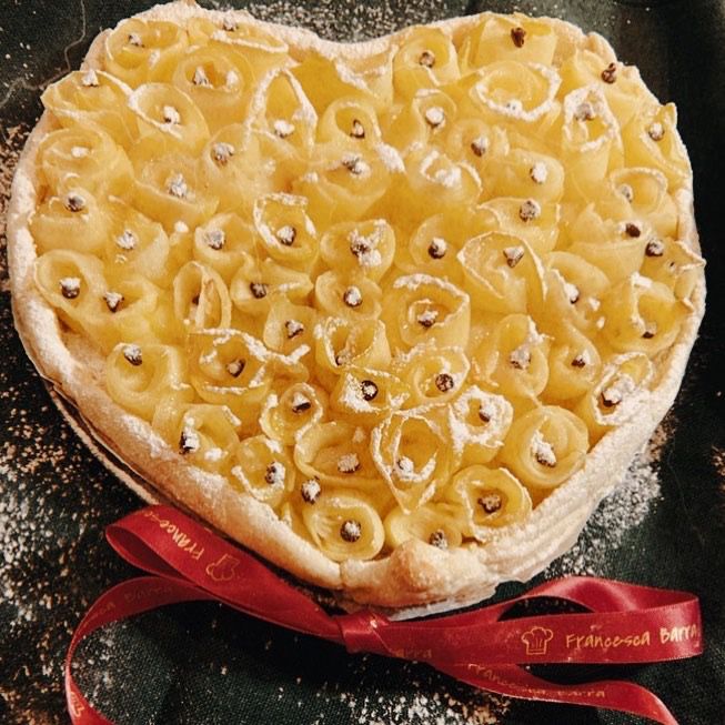 Crostata di frolla alla crema e rose di mele